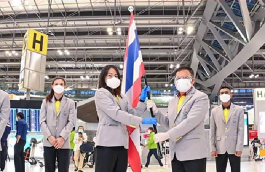 	
Thai athletes, coaches and staff wearing LG PuriCare Wearable while holding Thailand’s national flag at Bangkok’s Suvannabhumi Airport.