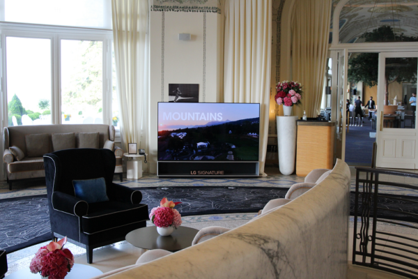 LG SIGNATURE OLED R displayed in a luxurious room at the golf course. 