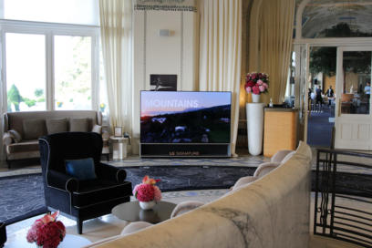 LG SIGNATURE OLED R displayed in a luxurious room at the golf course.