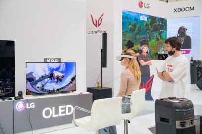 A participant of 2021 Streamfest trying VR on LG OLED TV in LG's OLED TV zone.