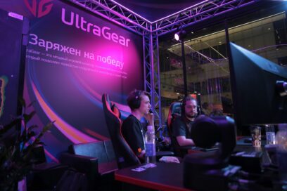 Russian gaming streamers SPT and Pavel RIKKIDI playing on the LG UltraGear monitors in LG's VIP lounge.