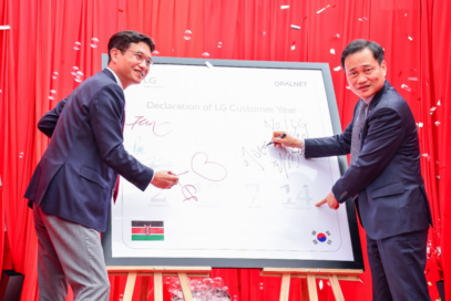 LG East Africa managing director Kim Sa-nyoung and LG Middle East and Africa regional managing director Lee Kwan-yul signing a large declaration board.