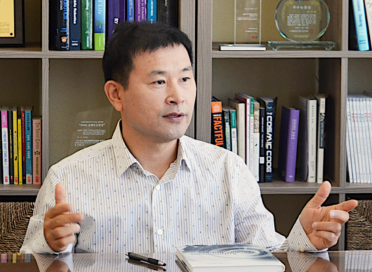 A photo of Lee Ki-dong, principal research engineer at LG Electronics, in his office.
