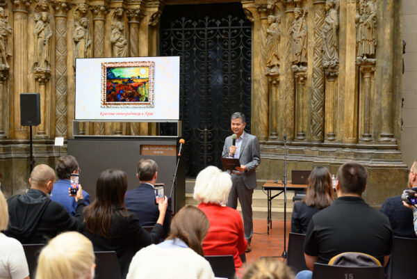 Roh Young-nam, president of LG Electronics Russia, giving a speech at Pushkin State Museum.