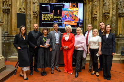 Roh Young-nam poses with famous fashion designer Alisa Tolkacheva, director of the Pushkin Museum Marina Loshak, and others in front of LG SIGNATURE OLED TV.