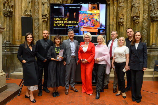 Roh Young-nam poses with famous fashion designer Alisa Tolkacheva, director of the Pushkin Museum Marina Loshak, and others in front of LG SIGNATURE OLED TV. 