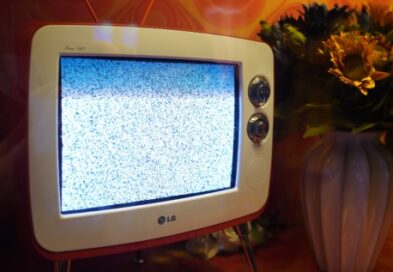 A close-up of the LG Serie 1 Retro Classic TV.