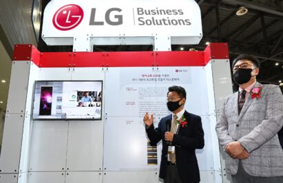 Two LG officials explain about LG’s Micro LED technology at an exhibition booth