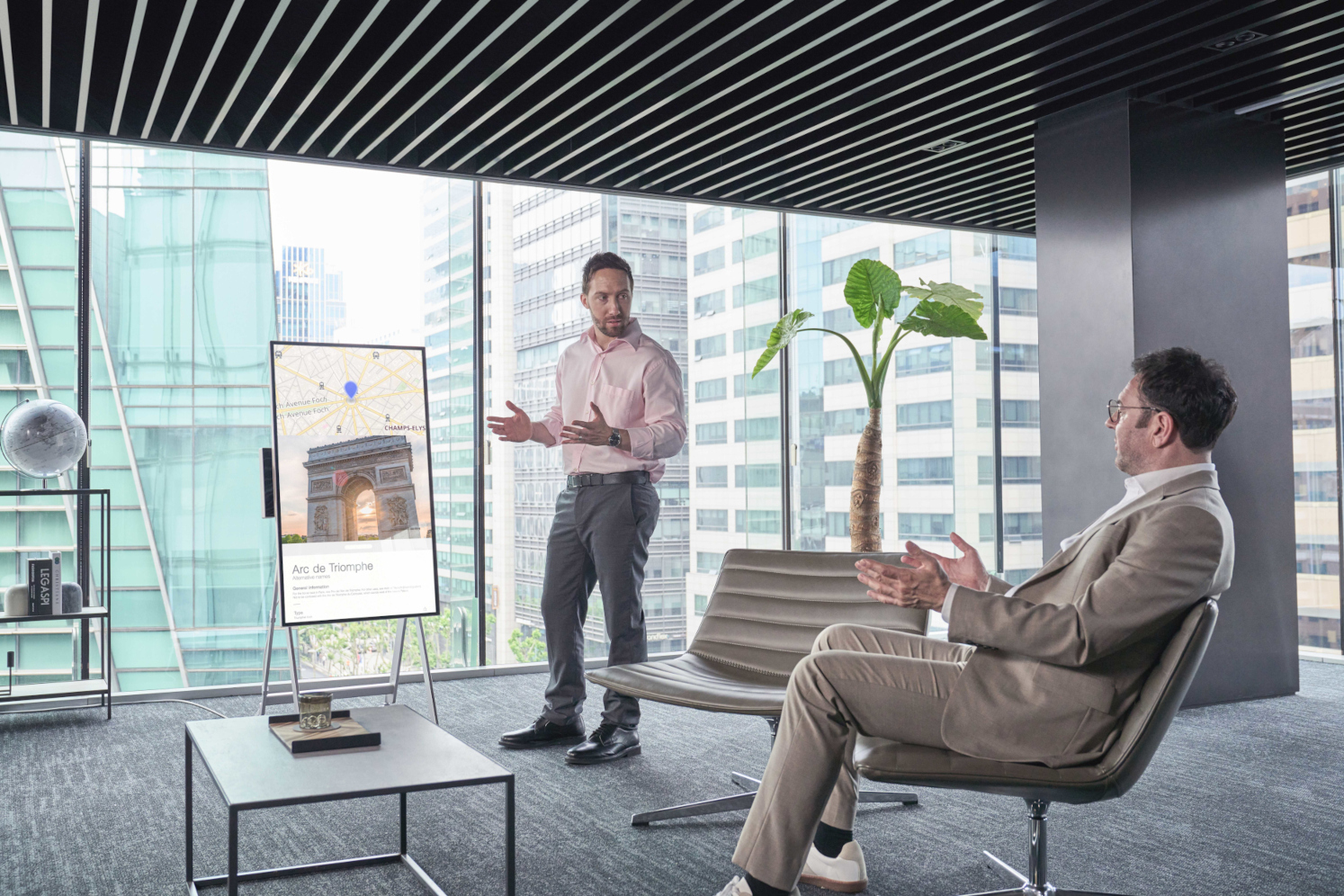A person is giving an presentation with One:Quick Flex in a boardroom
