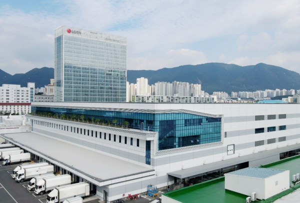 The foreground photograph of LG Smart Park, LG Electronics’ home appliances factory in Changwon, Republic of Korea