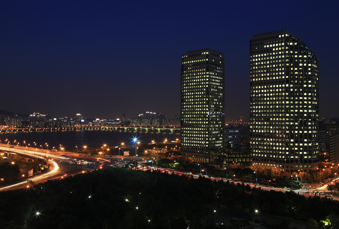 A picture of LG Twin Towers at night