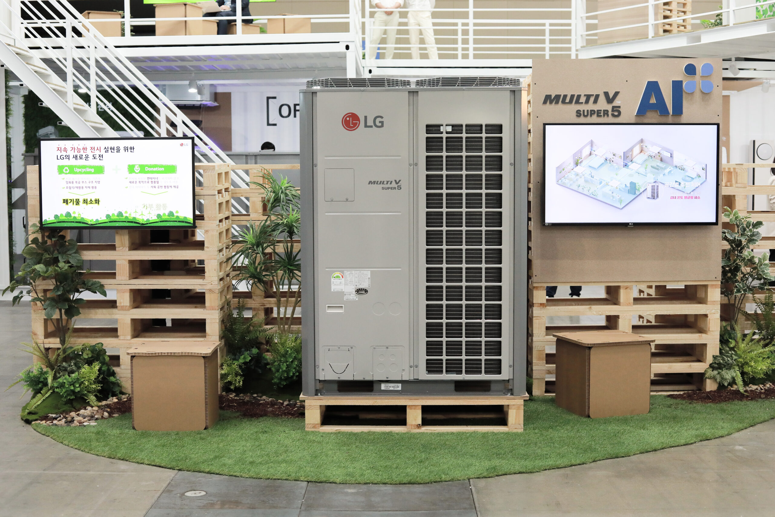 LG Multi V SUPER 5 on display in the LG booth at Korea Energy Show 2021.