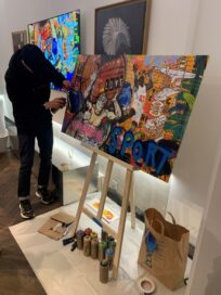 Jisbar making the final touches to the ‘Sport’ painting he specifically created for the LG OLED Gallery.