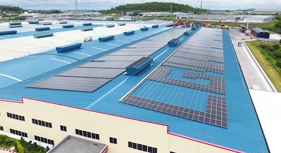 A close-up view of the LG solar panels installed on the roof of LG’s Rayong plant in Thailand.