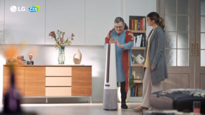 Two consumers are examining LG PuriCare AeroTower