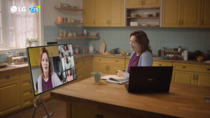 A consumer is using LG One:Quick to have a video chat