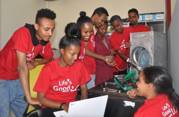 The trainees in Ethiopia attending a tuition-free training program provided by LG and KOICA