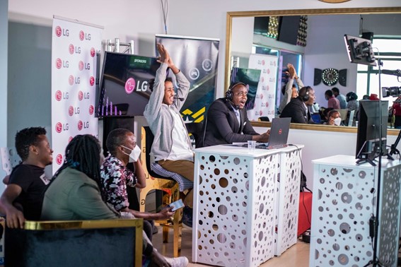 E-sports commentators of the PSG FIFA Fan Fest 2021 League broadcasting live inside the studio.