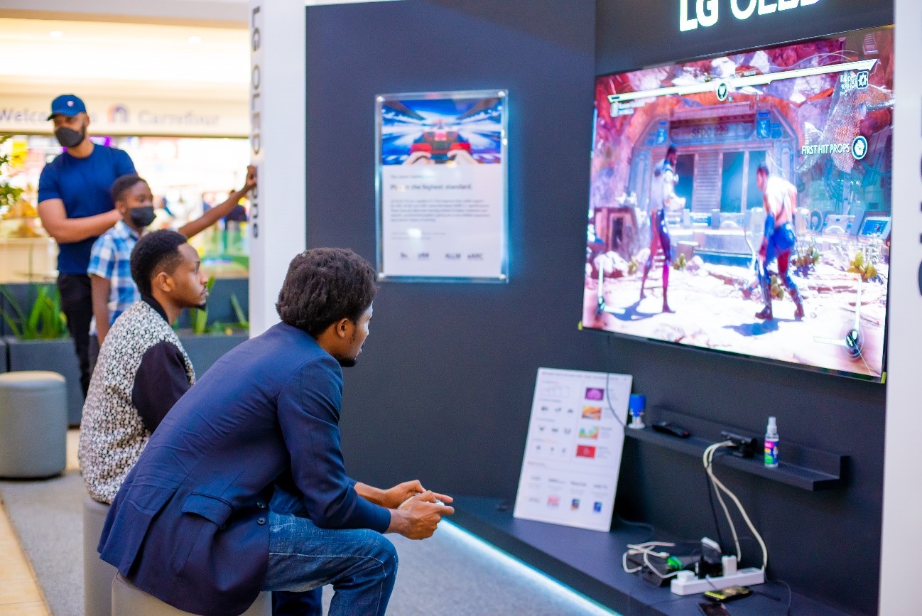 Participants of the PSG FIFA Fan Fest 2021 League playing against each other on the studio’s LG OLED TV.