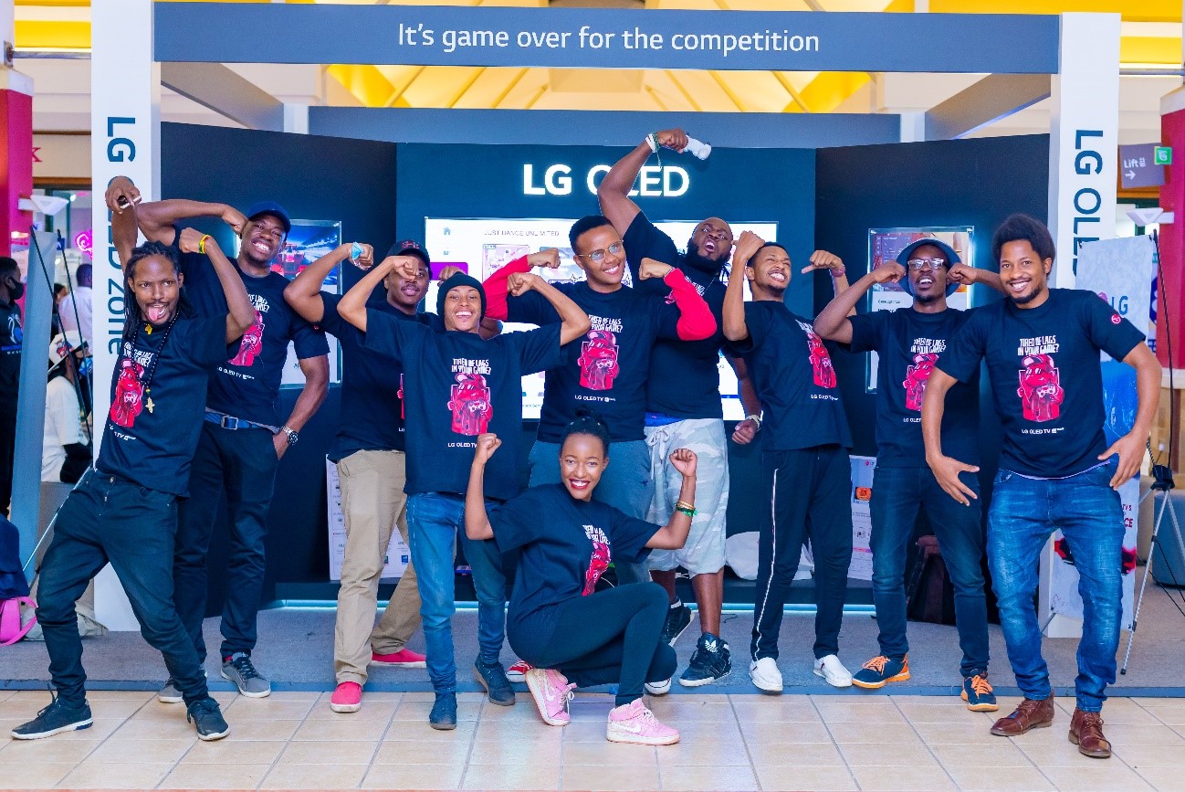 The PSG FIFA Fan Fest 2021 League’s staff members posing in front of the LG LED Zone.