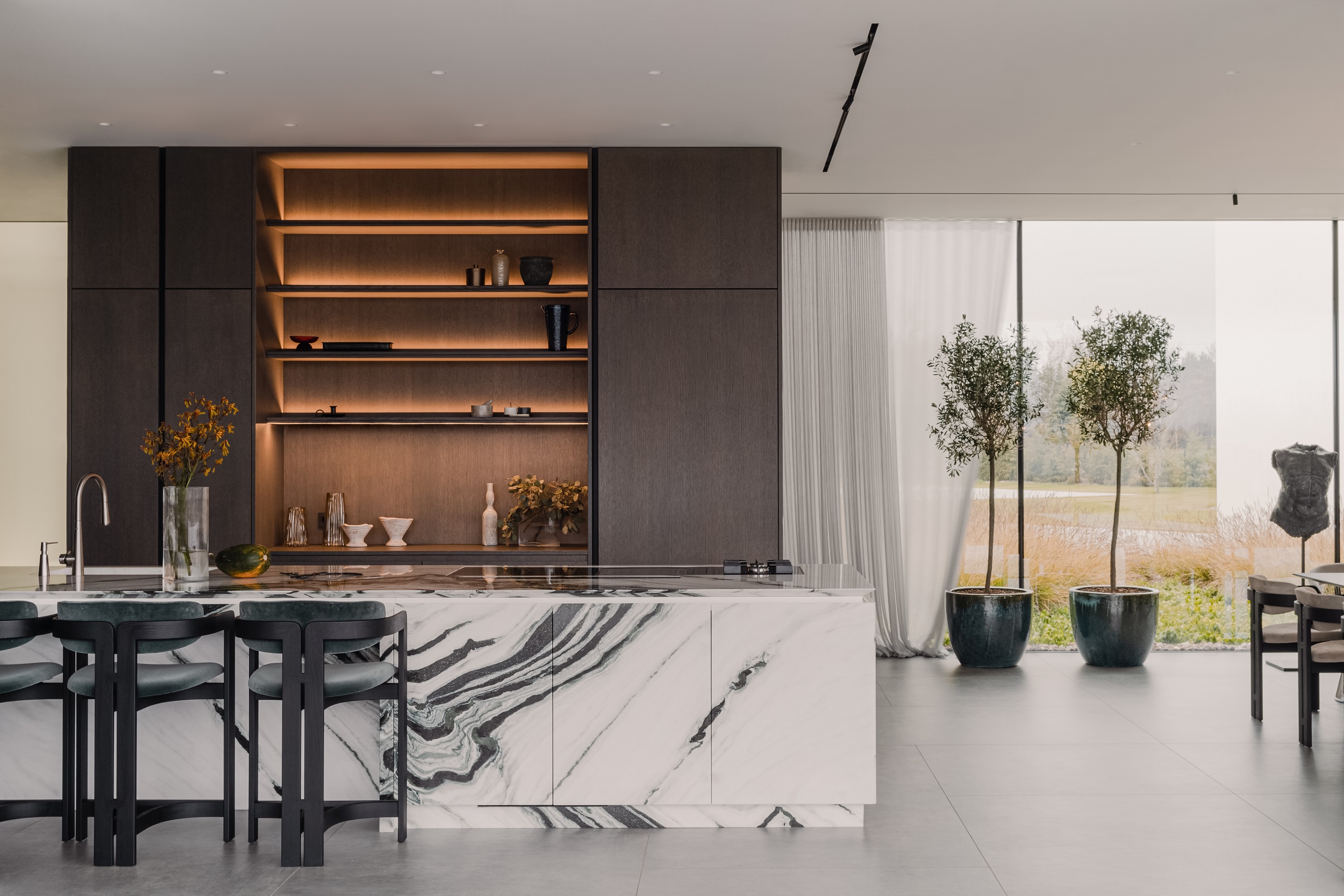 The contemporary dining room of the Project House in Poland decorated by LG appliances and the Polish interior desginer, Paweł Jurkiewicz
