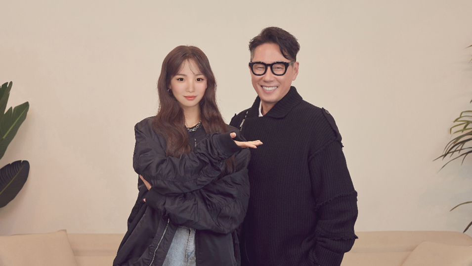 Reah Keem posing with Korean singer-songwriter Yoon Jong-shin.