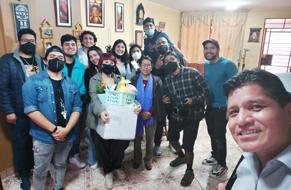 A picture of LG Peru staff and the Carmen family posing together