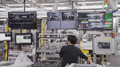 A worker at LG Smart Factory utilizing the Plug-in for Intelligent Equipment (PIE)