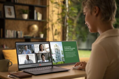 A woman is having a video call using the LG gram laptop and the ‘+view for LG gram’