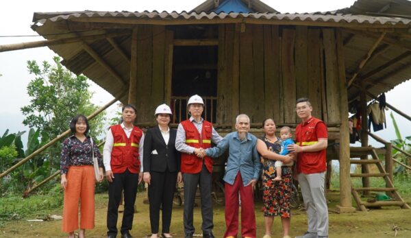 Representatives of LG Vietnam and Habitat for Humanity Vietnam are posing with Ms. Bui Thi Chien and her family infront of their house