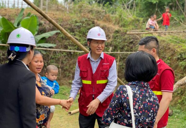 Mr. Sung Woo Nam, Managing Director of LG Electronics Vietnam at the construction site located in the Lac Son district of Hoa Binh province