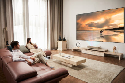 Use scenario of LG CineBeam – Two people are watching the projected screen in a living room