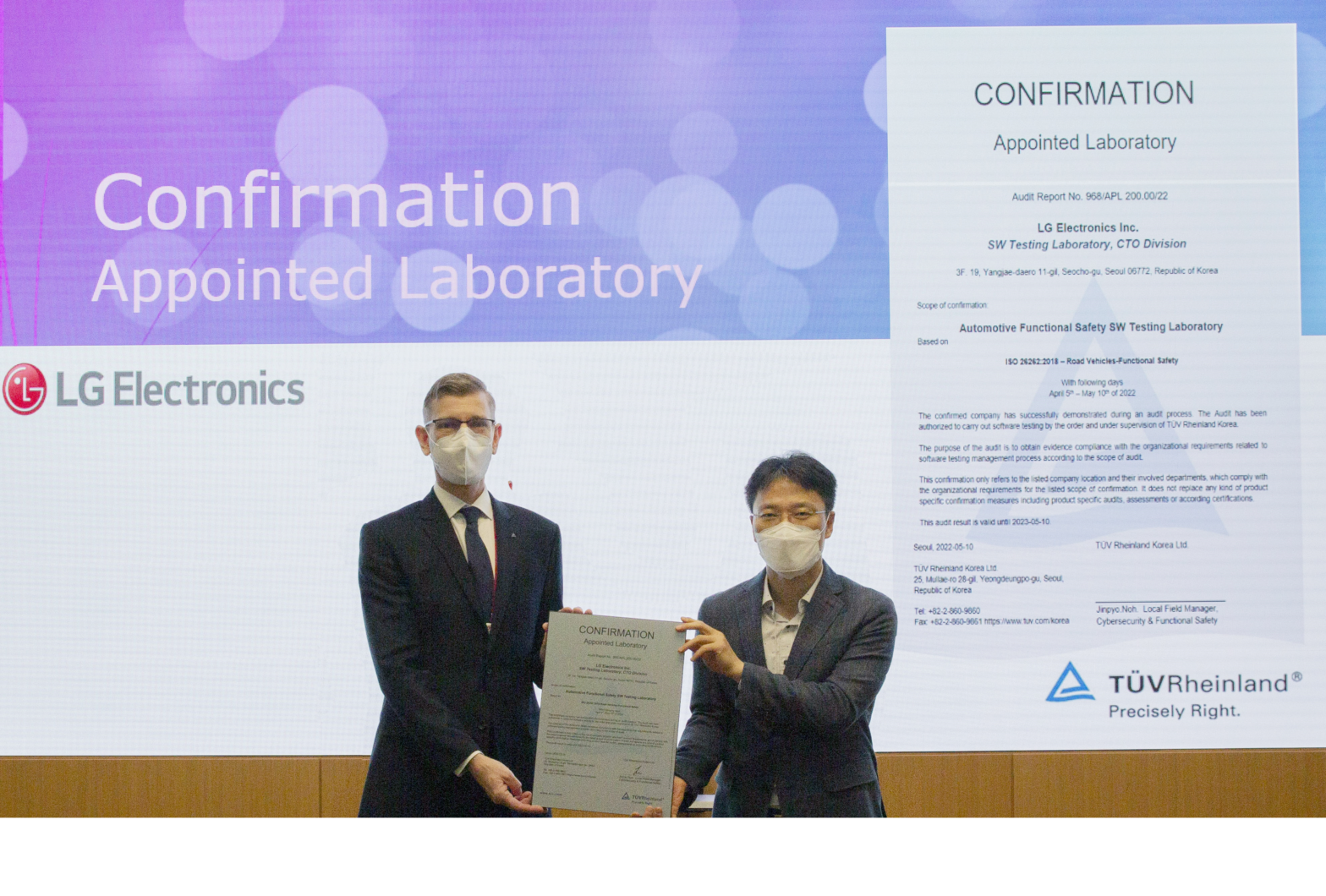 Kim Byoung-hoon, CTO of LG Electronics, and Frank Juettner, Representative Director & CEO of TÜV Rheinland Korea, posing together for a photo at the ceremony