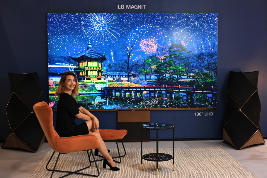 LG MAGNIT and a woman sitting next to the display