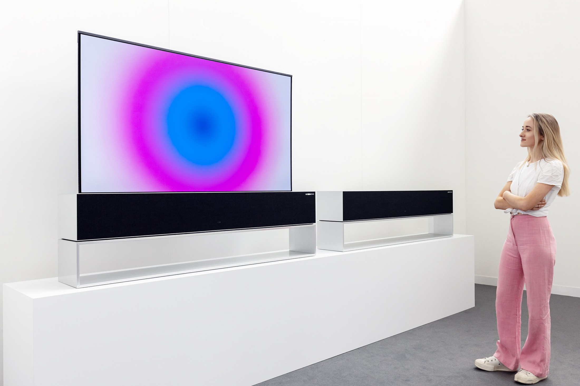 A woman appreciating LG SIGNATURE OLED R as it displays Anish Kapoor’s Media Art beautifully through OLED-powered vivid colors