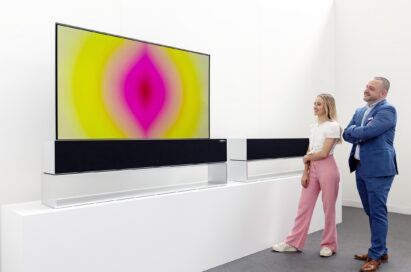 A man and woman appreciating Anish Kapoor’s vibrant media art via LG SIGNATURE OLED R