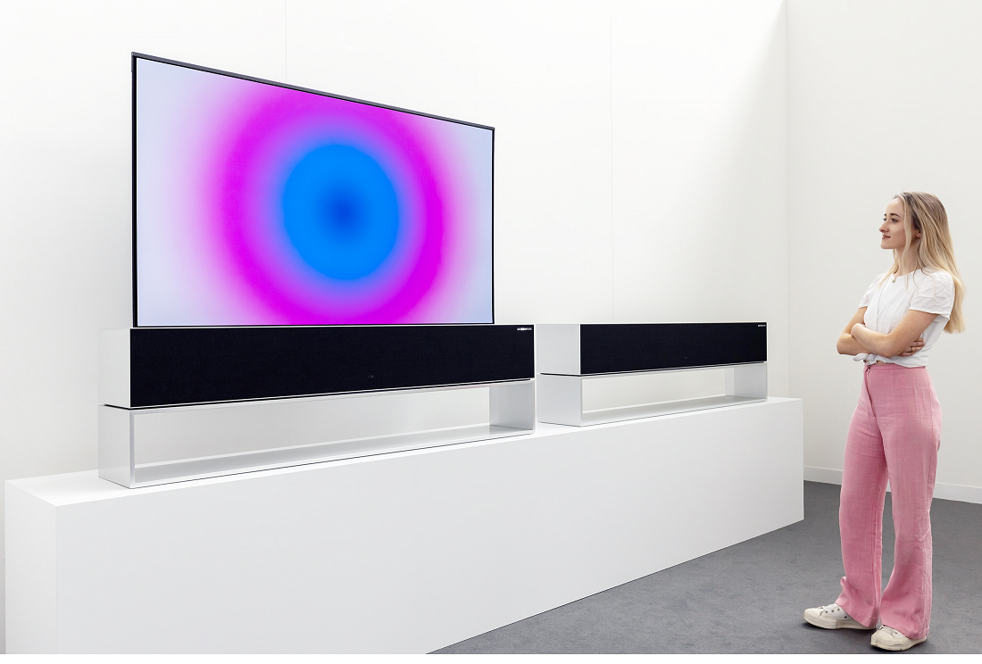A woman appreciating LG SIGNATURE OLED R as it displays Anish Kapoor’s Media Art beautifully through OLED-powered vivid colors