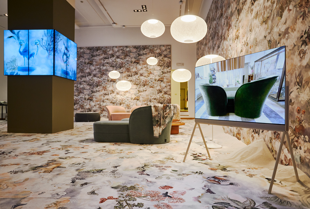 LG Objet Collection, Posé, perfectly displaying an elegant piece of furniture as it harmonizes with the showroom’s interior design