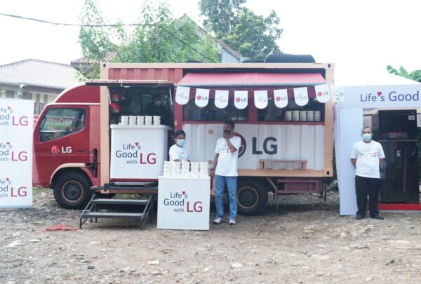 The image of LG Indonesia's staff preparing to serve meals with the food truck