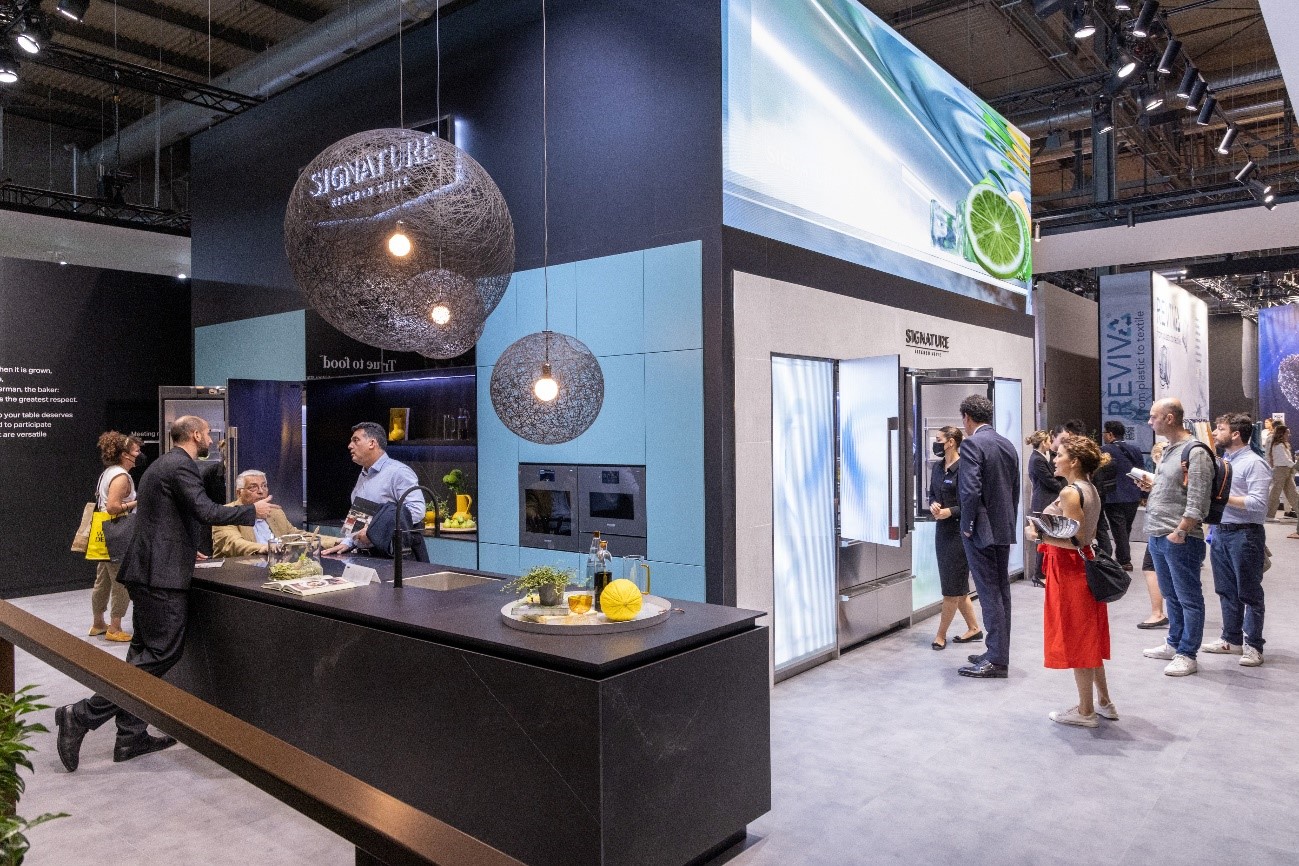 Signature Kitchen Suite showroom in Milan 10 The view of LG SIGNATURE booth at Milan Design Week 2022 with visitors taking a closer look at appliances