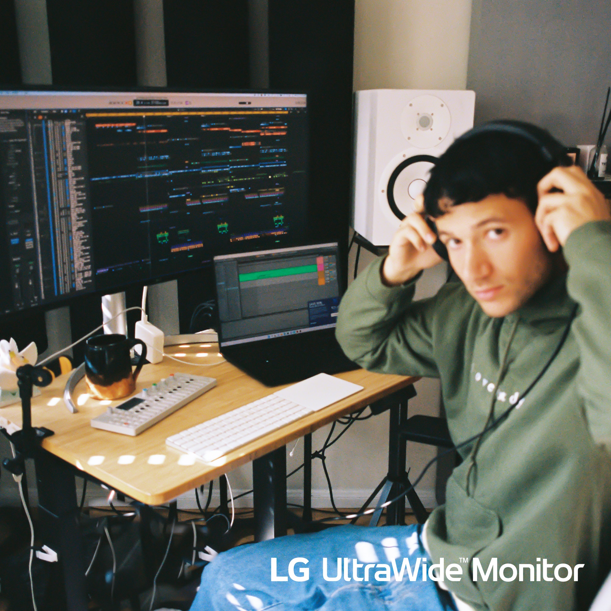 Jeremy Zucker working on his music with LG UltraWide monitor