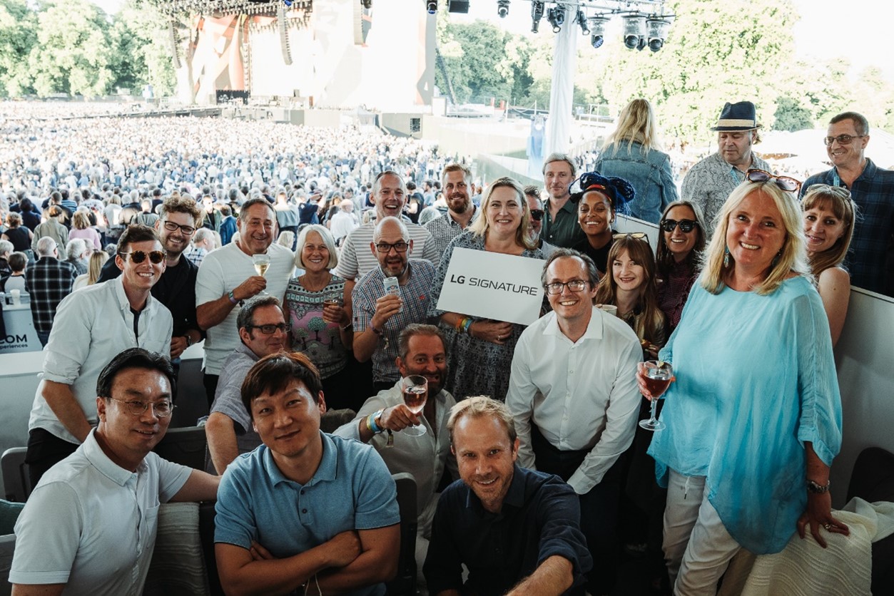 The attendees of “LG SIGNATURE Hosts” experience held at BST Hyde Park posing together for a picture