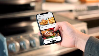 LG appliance user scrolling down the ThinQ Recipe with the smartphone