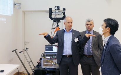 Dr. Kim Byoung-hoon, CTO and executive vice president of LG Electronics having a discussion about 6G technology at Fraunhofer Heinrich Hertz Institute (HHI) in Berlin, Germany