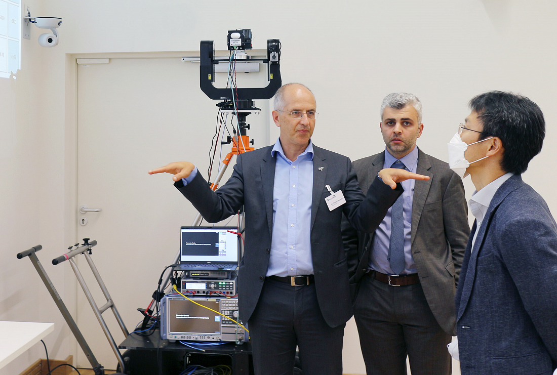 Dr. Kim Byoung-hoon, CTO and executive vice president of LG Electronics having a discussion about 6G technology at Fraunhofer Heinrich Hertz Institute (HHI) in Berlin, Germany