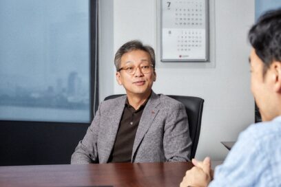 Lee Sam-soo, Chief Digital Officer at LG Electronics, having a talk