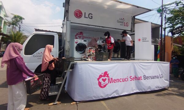 LG's truck equipped with LG washers and dryers for Mencuci Sehat Bersama LG