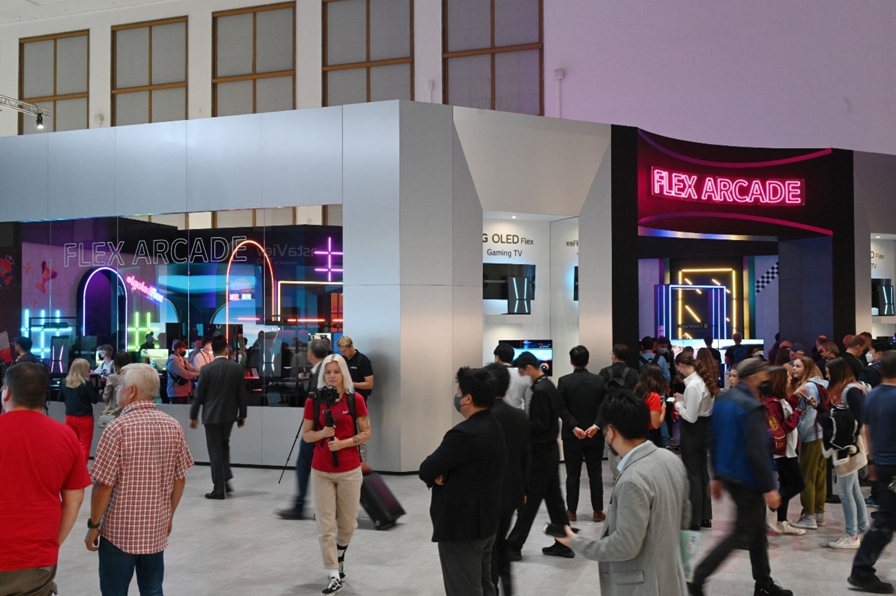 The Flex Arcade Zone crowded with visitors who are in line to experience the new OLED Flex