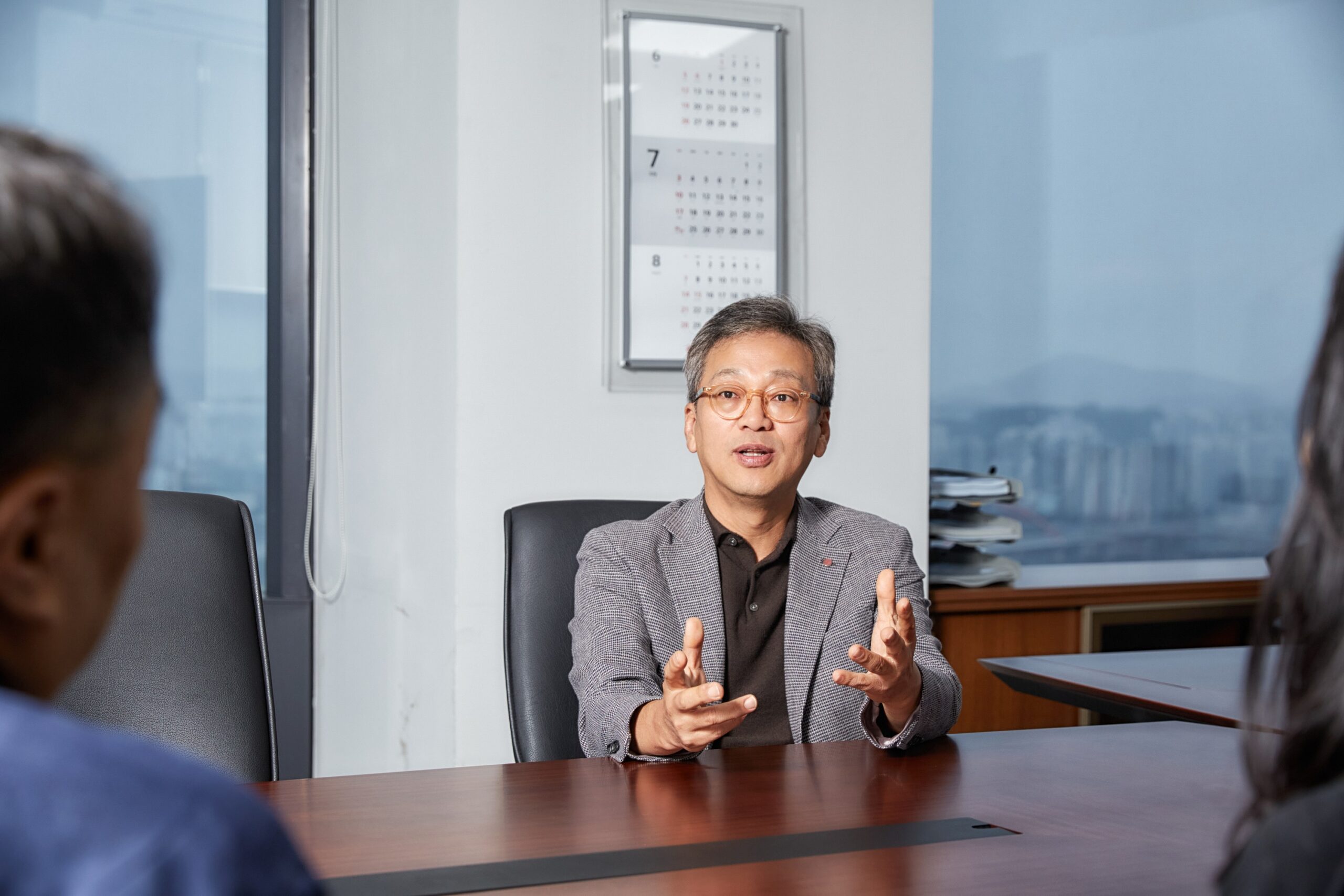 Lee Sam-soo, Chief Digital Officer at LG Electronics, having a talk with others