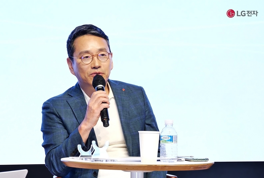 LG CEO William Cho making a speech at his fourth ‘CEO F.U.N. Talk’